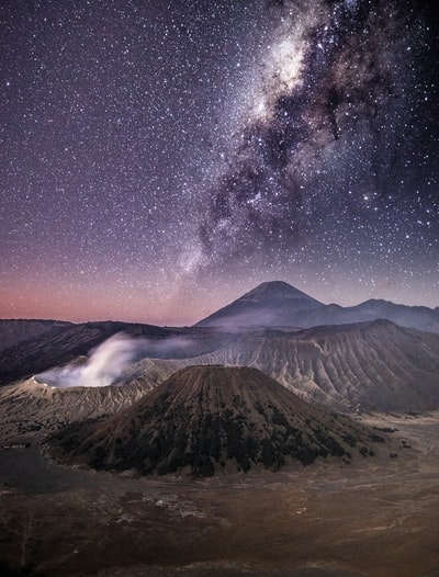 灰色天空下的褐色火山